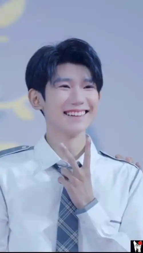 王源《快乐大本营》新镜头花絮 笑容甜甜快乐比耶