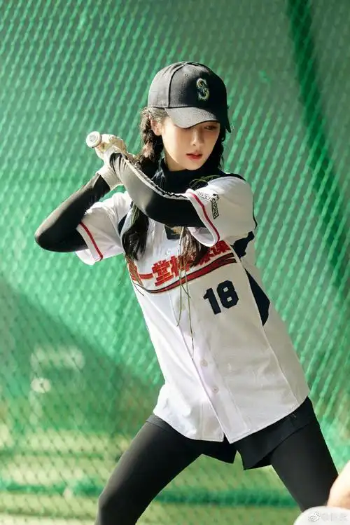 今天是运动型风格,和杨紫适配度满分,而且真的好瘦啊,状态超好!