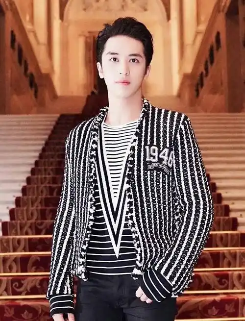 许魏洲约老婆外出聚餐,挽手同行感情超好,结婚两年婚姻稳定幸福_用餐