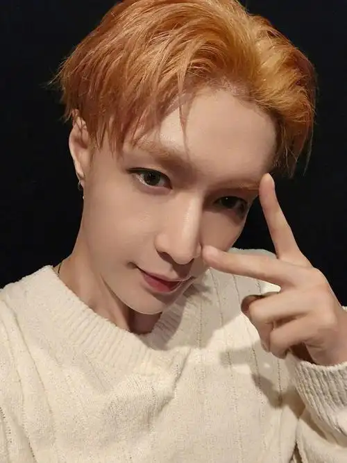 点击查收张艺兴帅气自拍__财经头条