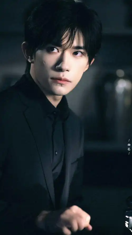 易烊千玺黑西装写真##易烊千玺和郭富城女儿打招呼