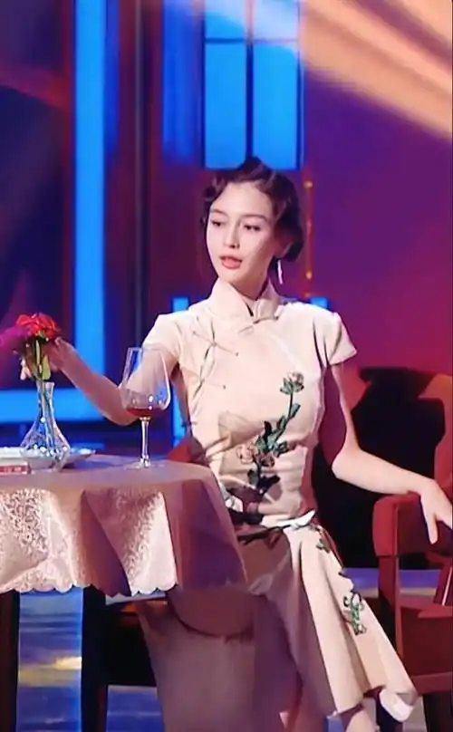 造型惊艳全场,网友喊话:只要不演戏摆拍还是很美的_女人_人家_王牌