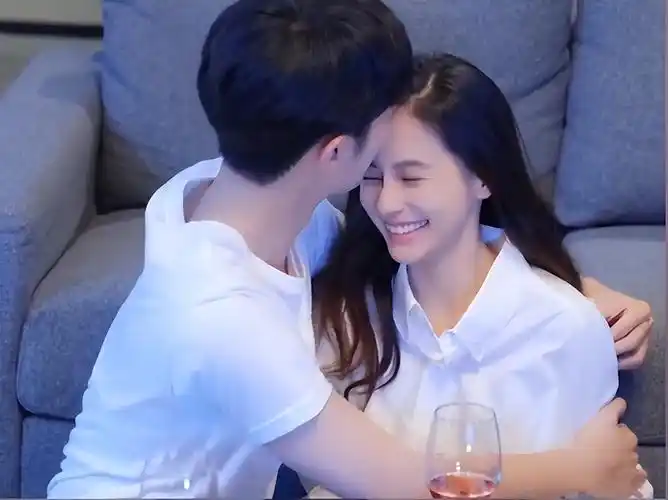 baby新剧花絮,与小12岁赖冠霖三分钟吻8次,被指毫无cp感