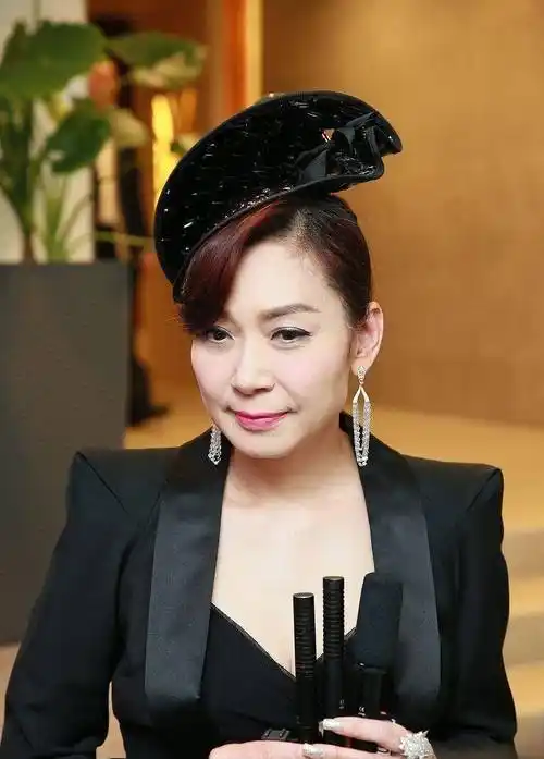 邝美云的气质也太好了,虽然眼角有皱纹,但穿西装气场可挺强的_风格