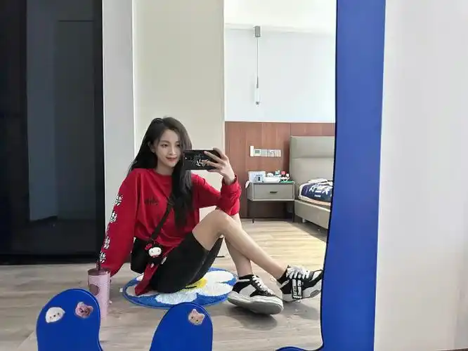 吴宣仪_bettyin mio 厚底溶解鞋抓住多巴胺夏日的快乐,融化在运动girl