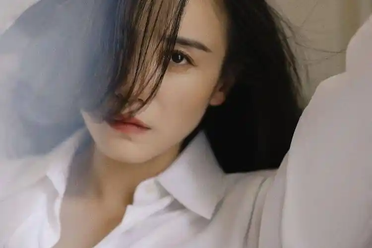 宋佳发布一组白衬衫复古港风写真 优雅回眸散发迷人魅力_西宁_青年