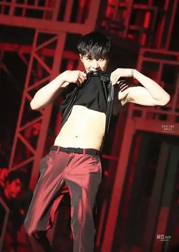 即使钟爱零食,但也还是在健身教练的"锁喉功"逼迫下,练就一身的好肌肉