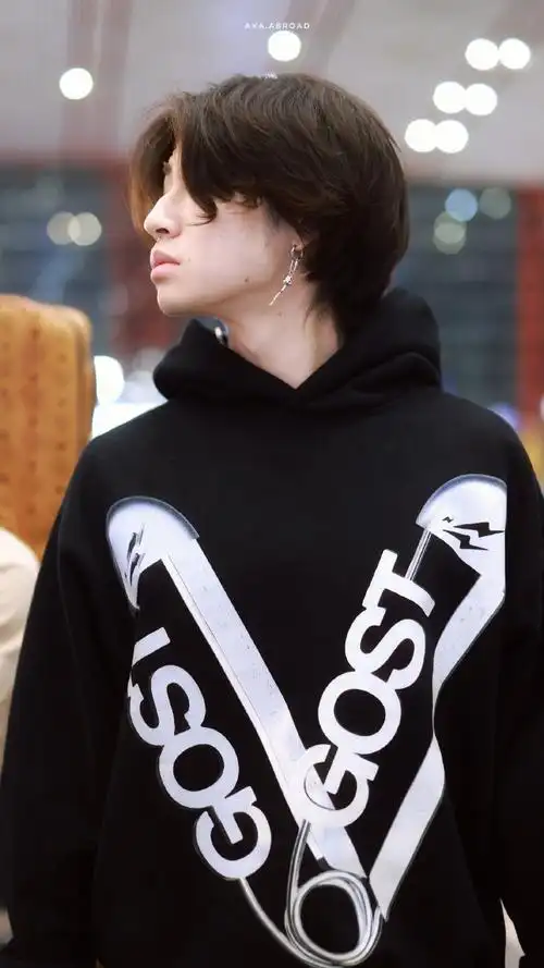 小鬼王琳凯超话//#小鬼把更多时间花在音乐上#231026 pek0115vlog