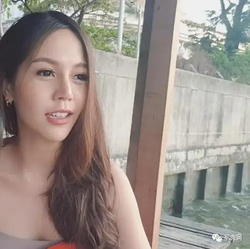 因穿睡裙深蹲视频走红小姐姐身材太可了