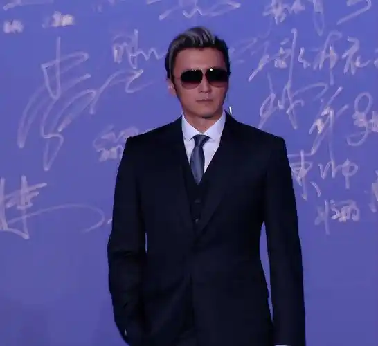 上海这一夜,内娱来了一大半,吴京谢霆锋拿大奖,冯小刚忙着交际_礼服