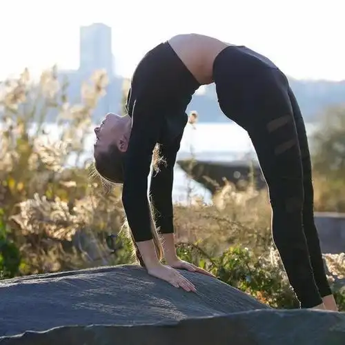 一个瑜伽骆驼式,解决身体僵硬的缺陷,身板从此变得柔美起来!