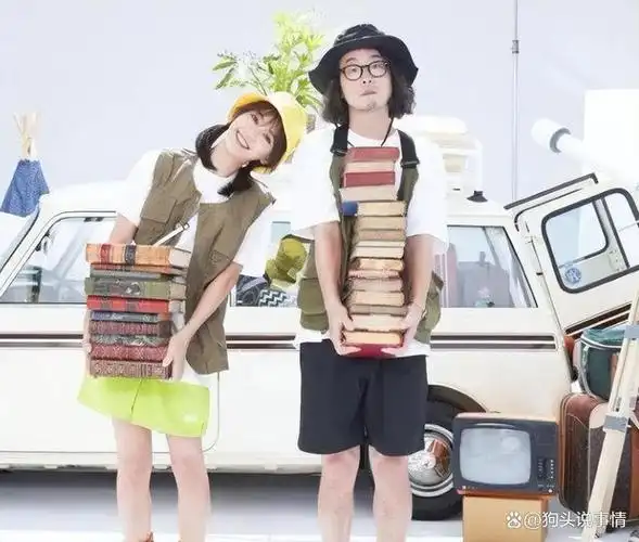 陈意涵一落地,就被许富翔接进了一个小区,一路有说有笑,互动十分频繁.