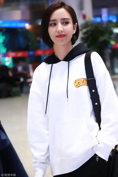 佟丽娅梳短发气质爆表露甜笑美回少女时代