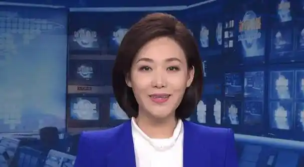 新闻联播主持人为何从不低头念稿难道全部背会了吗其实并不是