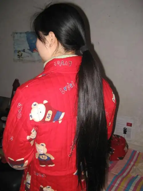 漂亮女生长发待剪