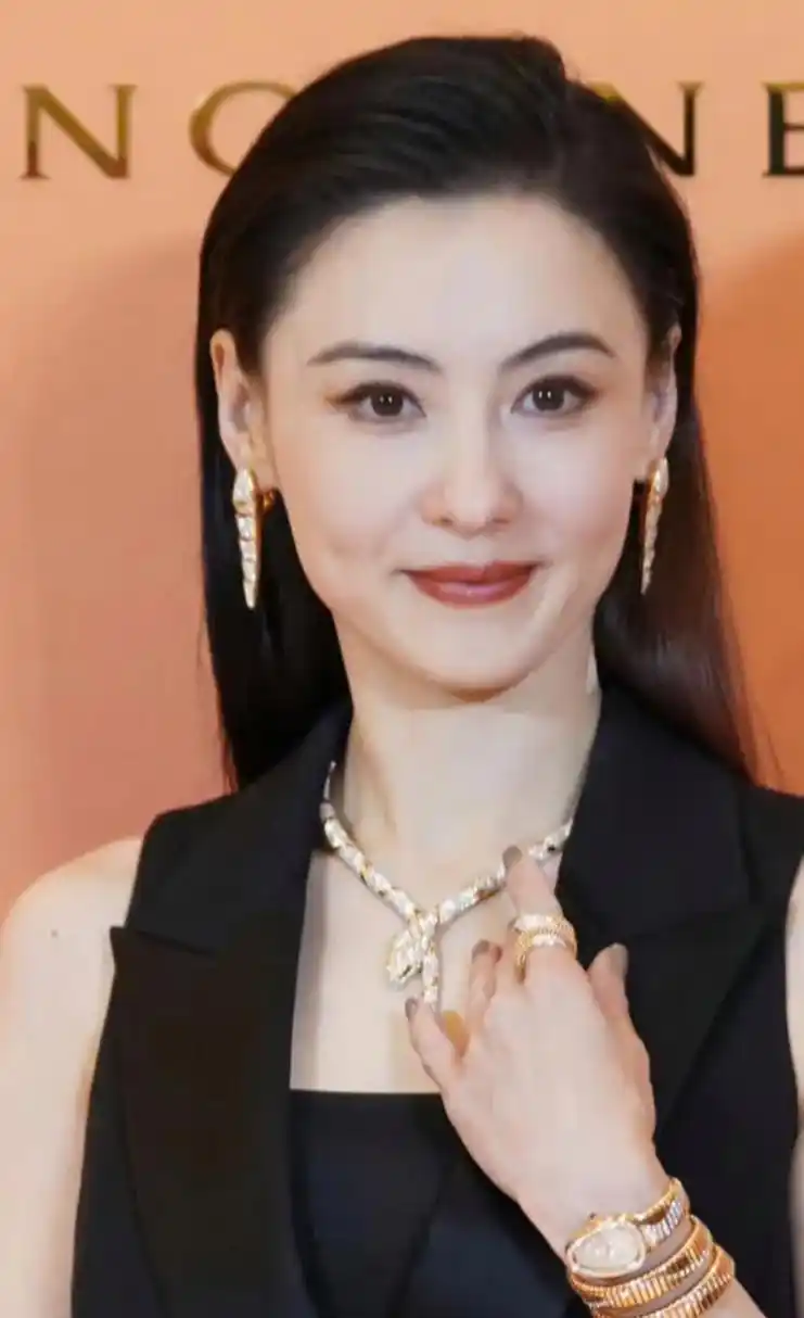 看过张柏芝年轻时照片都知道是数一数二的美女,现在虽然多了岁月的