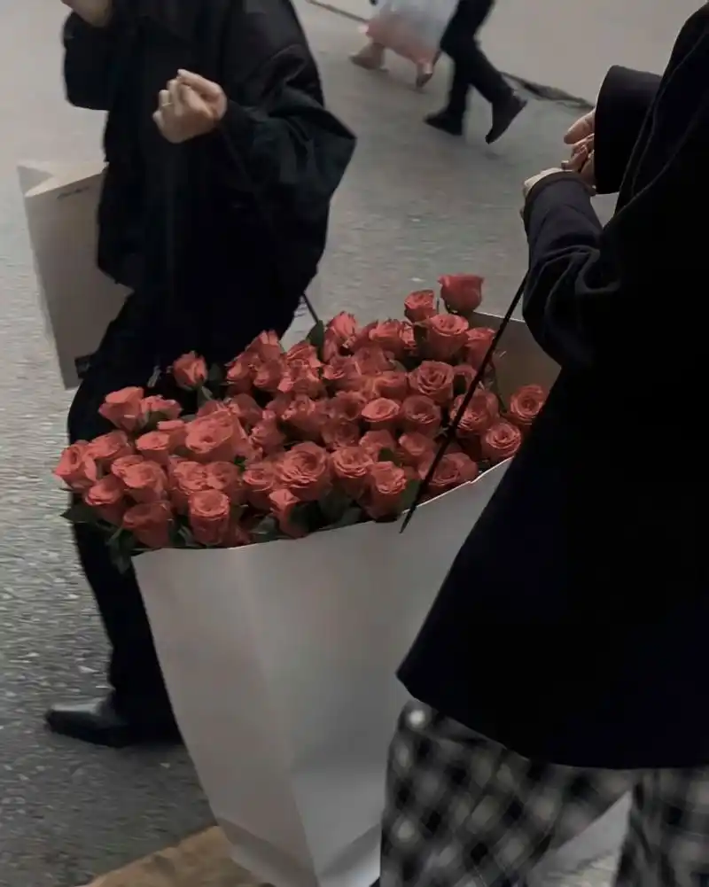 93高级小众的欧美ins 壁纸 背景图 "在柴米油盐的日子里带一束玫瑰"