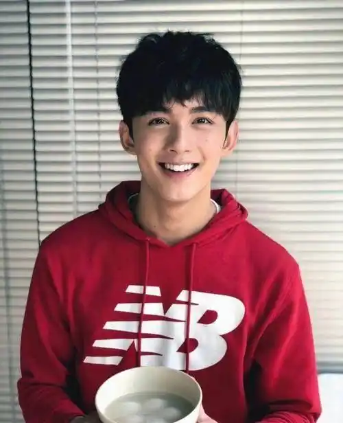 吴磊冷冽少年如此会穿,不管是正装还是私服都能驾驭超时髦_男生_发型