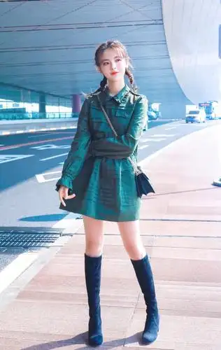 太少女了!杨超越现身巴黎时装周,短裙搭配长筒靴,表现太亮眼