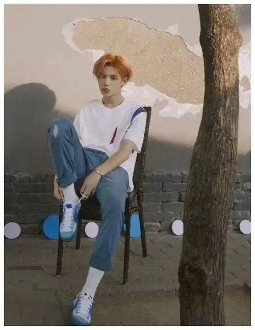 黄明昊《芭莎》造型曝光,火了他的"爱心头",又帅又可爱!