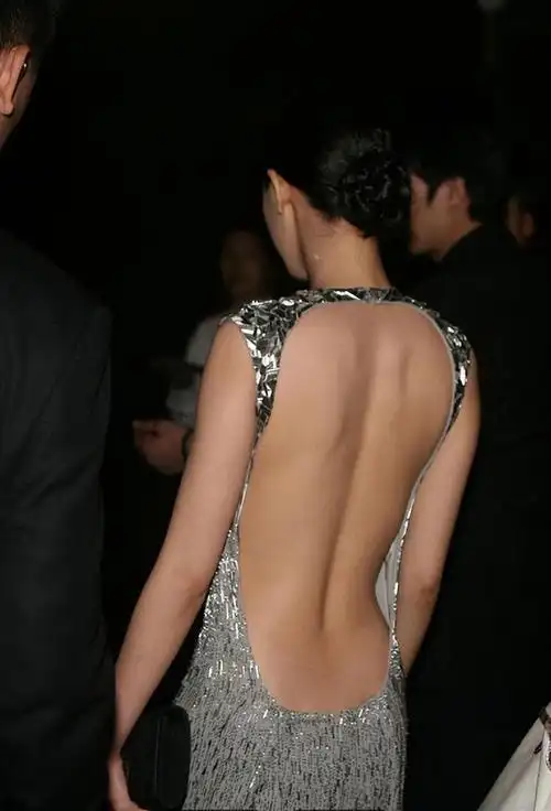杨幂为"博眼球"真拼!穿礼服后背全"真空",蝴蝶背真诱人