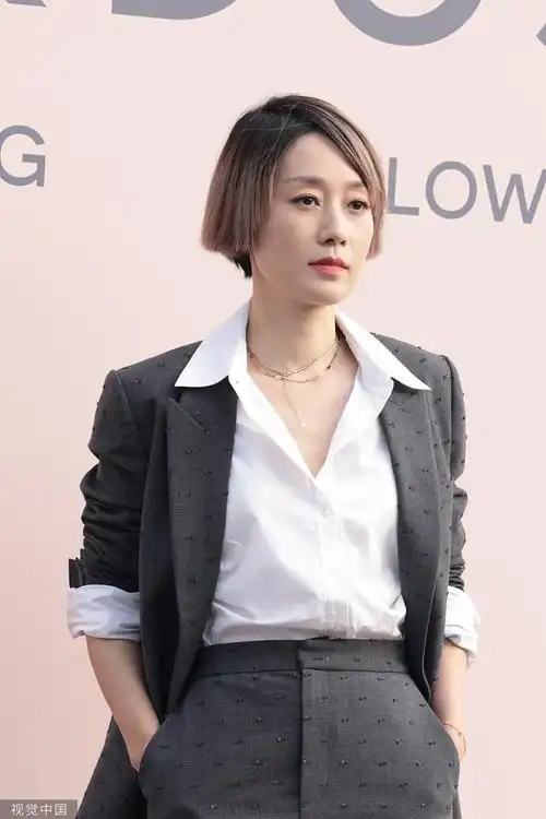 马伊琍出席品牌活动灰色西装套装大方干练