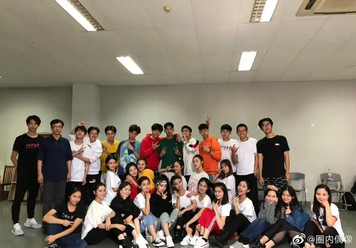易烊千玺 #中戏2018级表演系大合影#  中戏优秀毕业生 - 抖音