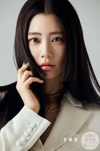 克拉拉杂志大片诠释高级感 干净利落侧颜绝美