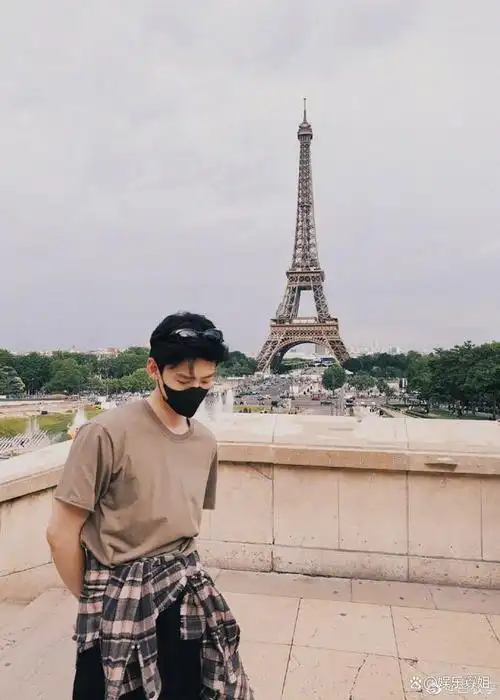 白敬亭在微博上分享日常,晒了四张帅照,网友调侃:白敬亭这是在挽回