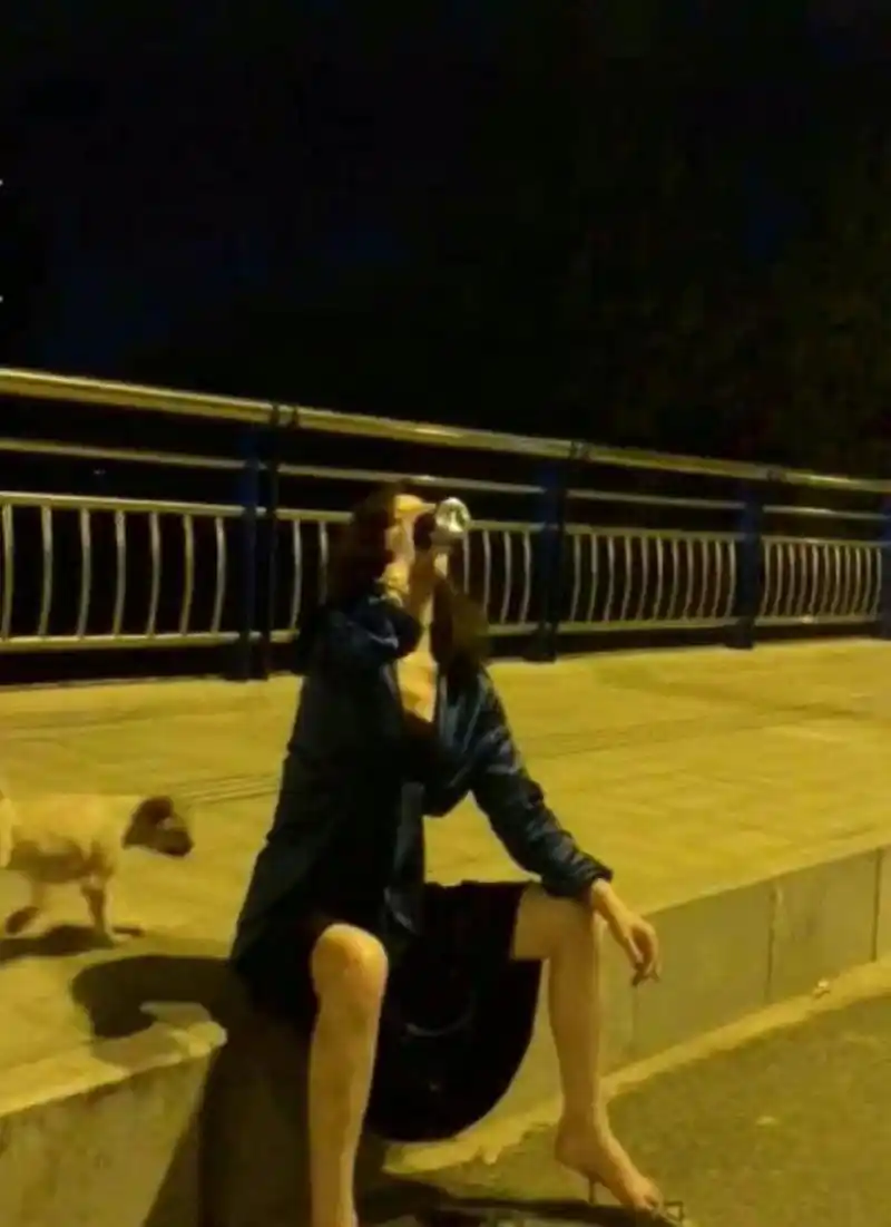 闺蜜和她相恋一年的男朋友分手了,大晚上坐在马路边不停的喝酒,我该