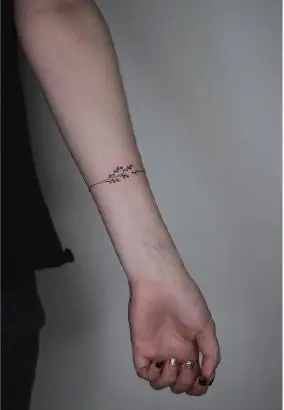 手腕上的超简约手环纹身图案作品9张