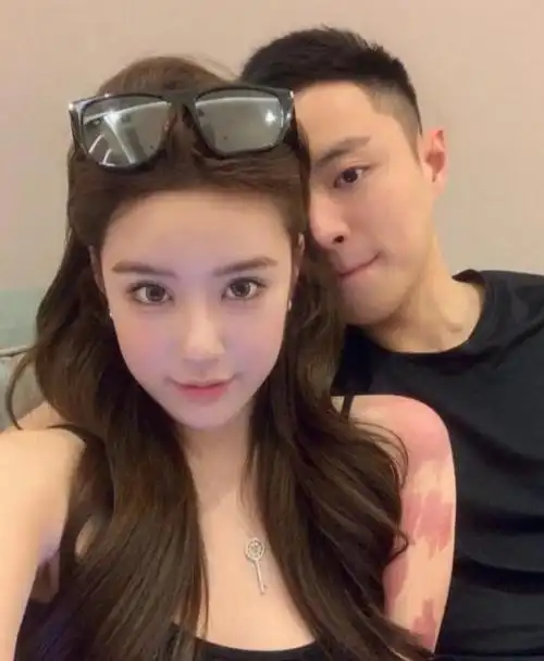 王岳伦恋上花珊珊,软饭男和精明女的较量,还是男人都爱女网红?