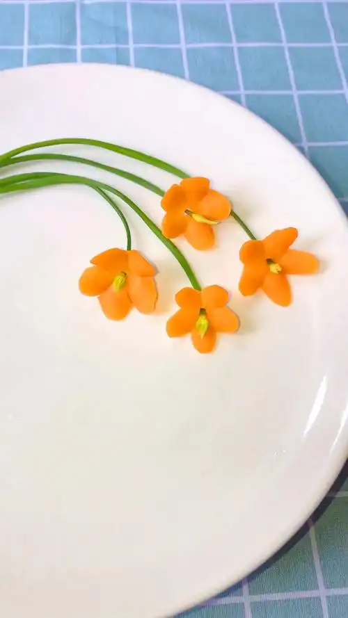 一款简单好看的胡萝卜小花盘饰