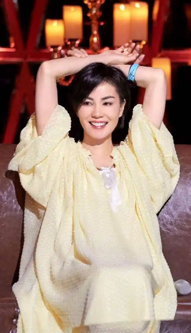 王菲近照曝光49岁比38岁张柏芝还显嫩网友谢霆锋好福气