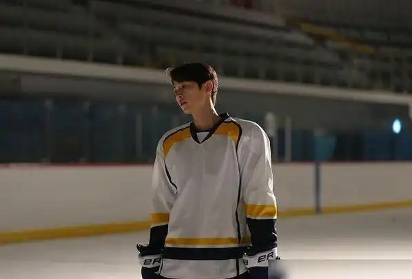 当时他在就读韩国首屈一指的名校成均馆大学时,就因为长相帅气,而当上