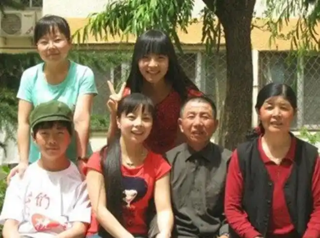 王二妮简历(草根明星王二妮的"心酸人生")