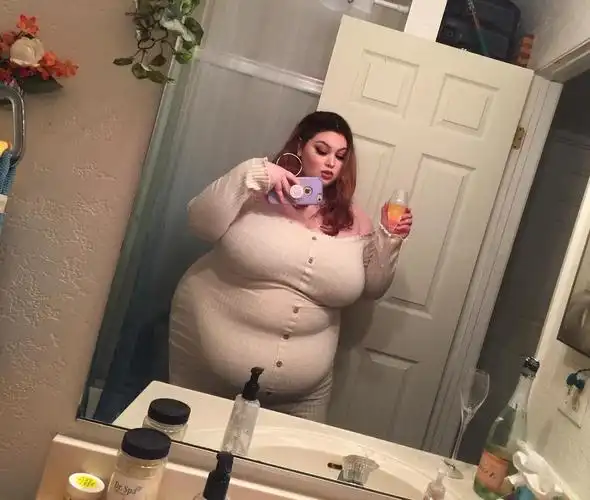 200公斤重女孩在镜头前吞食食物致富