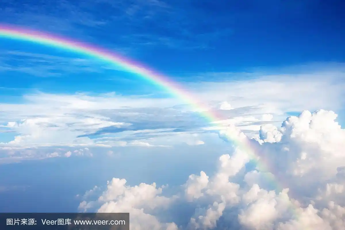 蓝天上有云朵和彩虹