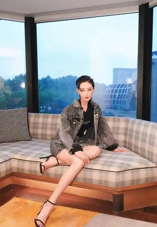 张馨予身材绝了!穿卡其色衬衫大玩"下衣失踪",搭配长靴真时髦