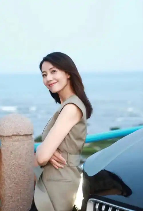 原创高圆圆越看越漂亮无袖马甲配黑色长裤长发披肩柔美知性