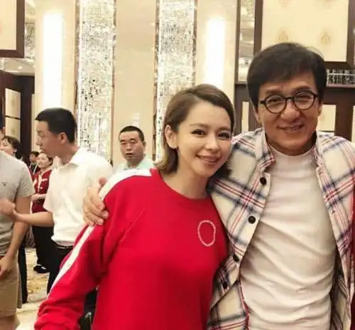 徐若瑄晒与成龙合影,曝辛酸过往,和成龙一起跳进充满粪便的河流