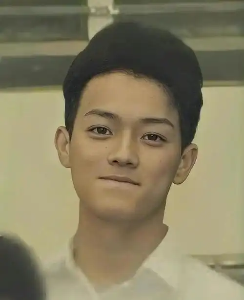 许凯高中时期照片曝光,身高突出五官俊朗,斜刘海造型呆萌可爱