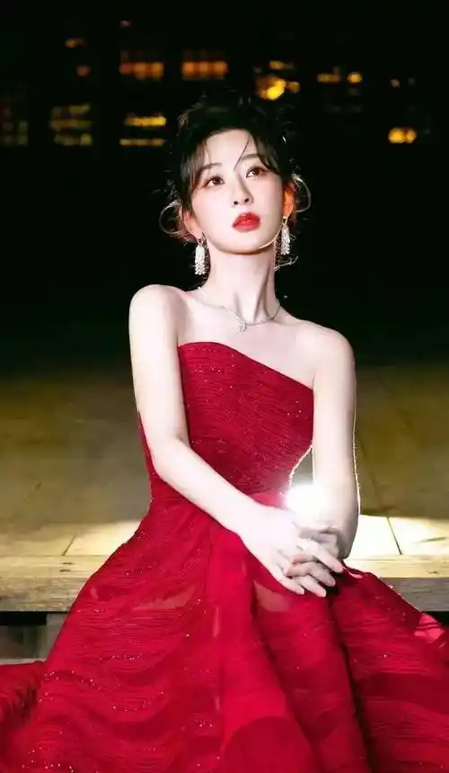 杨紫gq盛典造型惊艳,一袭酒红色的抹胸长裙展现自信潮流魅力_时尚