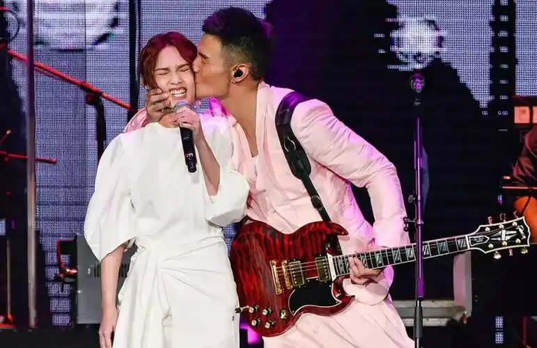 李荣浩34岁生日求婚"他的女孩"杨丞琳:谢谢你答应我