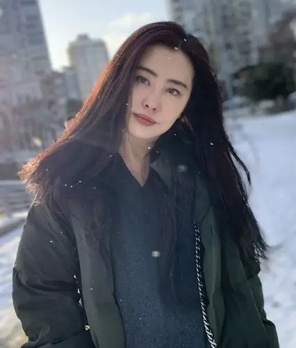 53岁王祖贤近照曝光,长发披肩保养得宜,最美聂小倩?