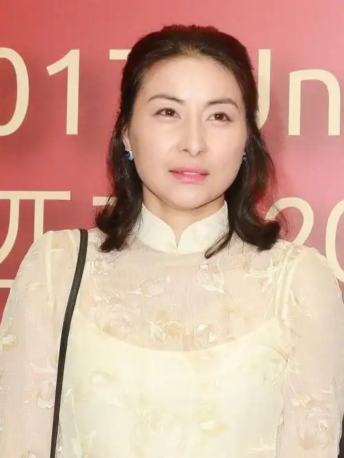 郭晶晶近照曝光衰老过度遭吐槽霍启刚9个字回应让人心疼