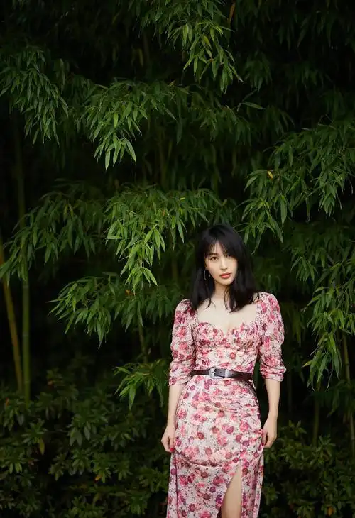 李菲儿一袭法式碎花裙复古优雅,卷发显慵懒惬意,与初春绿意相逢-爱