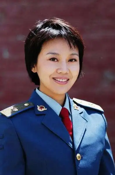 闫妮1994年进空政话剧团(话剧团后来改名为空军电视艺术中心)服役至今