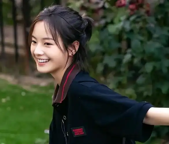 李庚希:获京圈大佬徐静蕾力捧,倪萍护航,却因扔烟