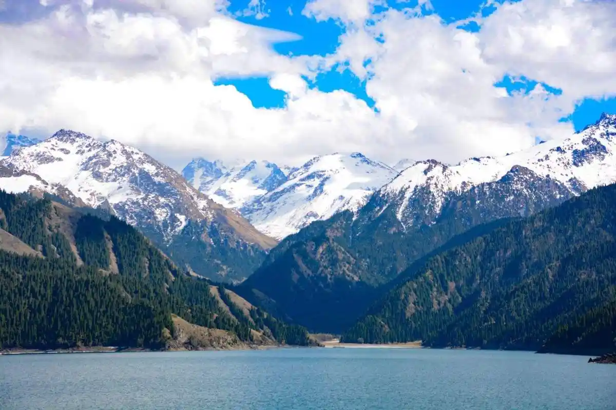 新疆天山天池风景名胜区,风景让人陶醉,想要长久留在这里
